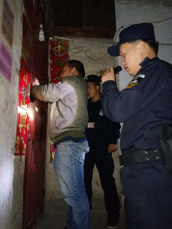 平坝区粗心妈妈误将幼女锁家中 